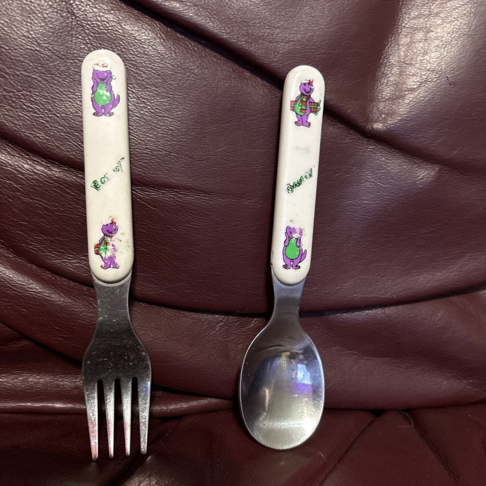 VINTAGE CHRISTMAS BARNEY SANTA CAP KID FORK SPOON 1993 LYONS GROUP Read